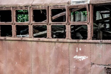 Rusty terk etmiş, tramvay vagon. Hurda çöplüğüne.