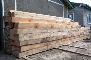 Çam Ahşap ahşap doğal kaba ahşap Komiteler site bina yığını. Endüstriyel ahşap inşaat malzemeleri marangozluk, bina, onarım ve mobilya, inşaat çatı için kereste malzeme için.