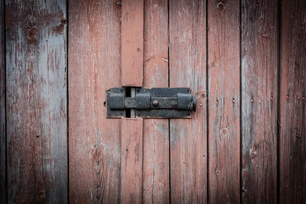 Porta Legno Rosso Una Vecchia Casa Con Serratura Bullone Porta — Foto Stock