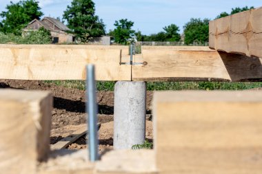 Çerçeve ev çam plakalar bağlamak için cıvata çapa. A tipi çerçeve ev yapım aşamaları