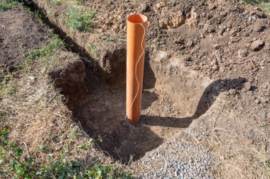 Yeraltı suyu toplama sitesi köyün ev için. Yeraltı suyu besleme pompası bağlanmak için boru. Artezyen.