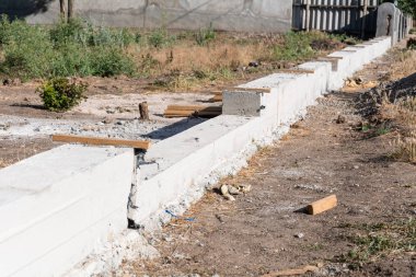 Bina ahşap kırsal çit beton temeli. Çit için temel.