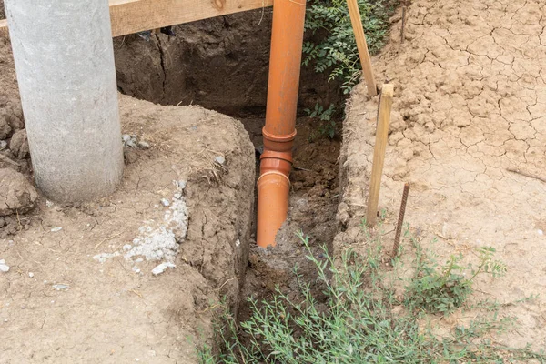 Eve su temini için su tesisatı borusu. Çerçeve evin A tipi inşaat aşamaları.