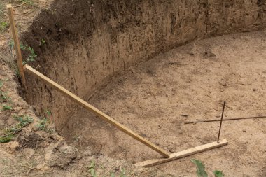 Balık pond inşaat ile Ukrayna köyünde kurumuş toprak altında