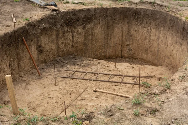 Balık pond inşaat ile Ukrayna köyünde kurumuş toprak altında