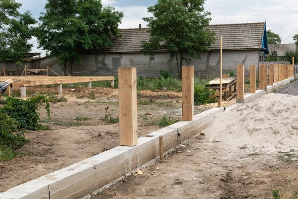 Çit beton Vakfı. Ahşap bir çit için temel beton üretimi.