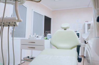 Yeşil sandalye ve araçlar ile profesyonel diş ünitesi. Diş Hekimliği, ilaç, tıbbi malzeme ve stomatology kavramı. Beyaz sesi.