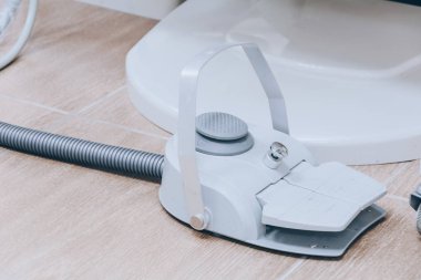 Diş ayak pedalı. Görüntü dişçi ofisinde mekanik pedal kadar kapatın. Pedal diş ünitesi. Beyaz sesi.