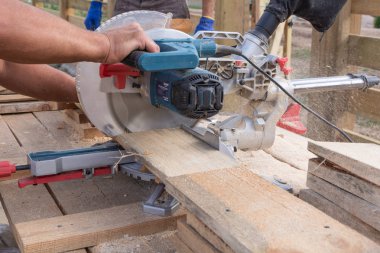 Adam bir ahşap tahta bir daire testere ile kesme