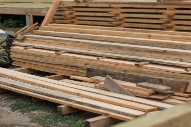 Ahşap panoları ve plakalar üzerinde bir çerçeve ev inşaatı