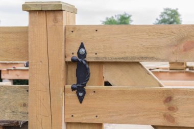 Sahte menteşeler. Çit ahır tarzı üzerinde sahte menteşeler.