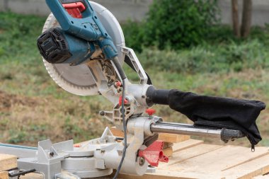 Bir inşaat sitesinde daire testere. Oluşturma araçları.