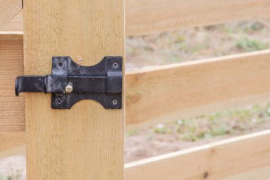 Sahte cıvata ahşap bir çit kapısını. İnşaat ahşap çit ayrıntıları.
