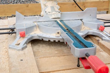 Temel çerçeve gönye gördüm. Daire testere ayrıntıları.