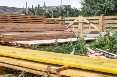 Emprenye kurullarında inşaat alanında. Ev inşaat detayları.