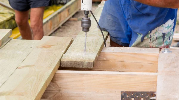 Handyman şantiyede yönetim kurulunda delikler açtı