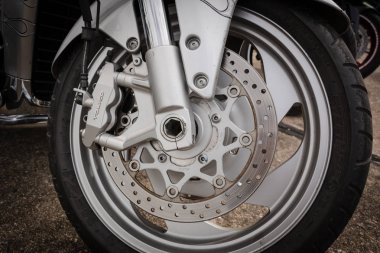 Tiraspol, Moldova - 11 Mayıs 2019: Drag street Suzuki motosiklet disk frenleri tokico, yakın çekim. 11 Drag yarışı.