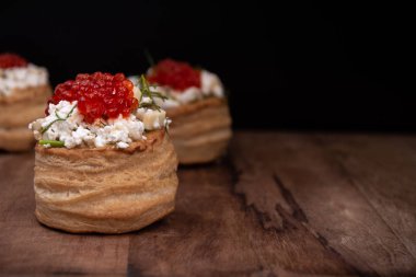 Lor ve kırmızı havyar ile Tartlets