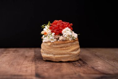 Lor ve kırmızı havyar ile Tartlets