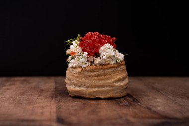 Lor ve kırmızı havyar ile Tartlets