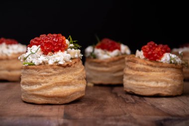 Lor ve kırmızı havyar ile Tartlets