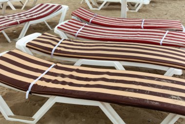 Çizgili şilteli plastik plaj yatakları