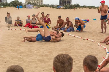 Zatoka, Odessa, Ukrayna - 16 Temmuz 2019: Gün batımında sahilde el ele mücadele