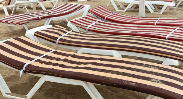 Lits Plage Plastique Avec Matelas Rayés — Photo