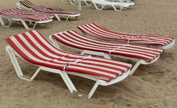 带条纹床垫的塑料沙滩床 — 图库照片