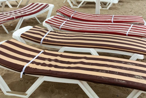 Camas Playa Plástico Con Colchones Rayas —  Fotos de Stock