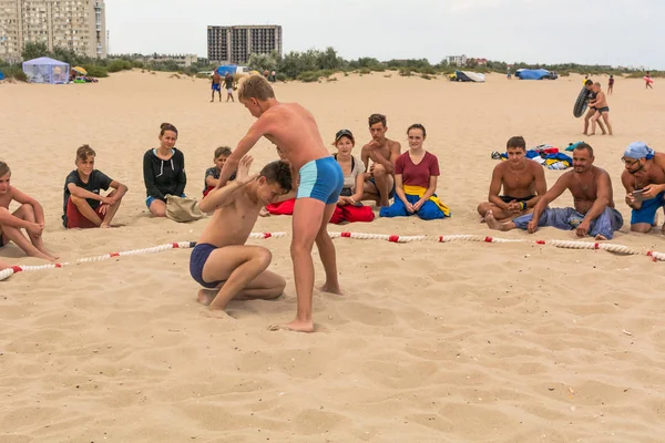 Zatoka, Odessa, Ukrayna - 16 Temmuz 2019: Gün batımında sahilde el ele mücadele