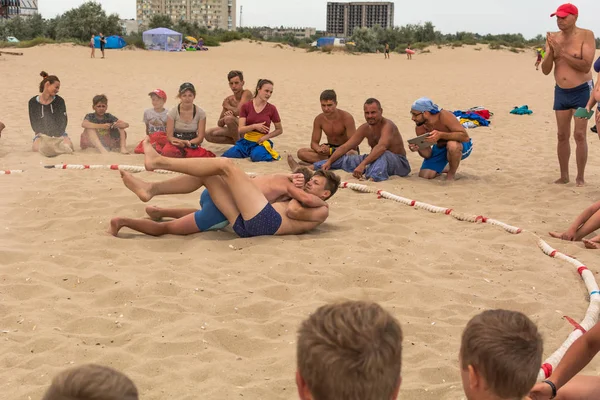 Zatoka, Odessa, Ukrayna - 16 Temmuz 2019: Gün batımında sahilde el ele mücadele