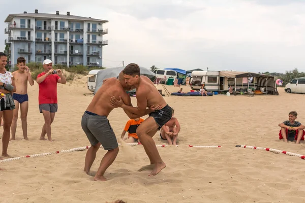 扎托卡 奥德萨 乌克兰 2019年7月16日 日落时在海滩上手拉手战斗 — 图库照片