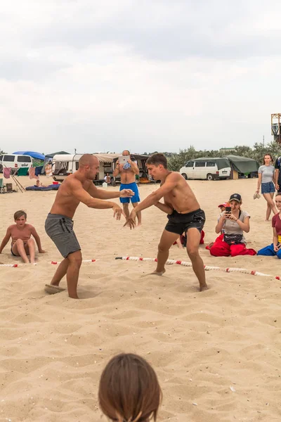 Zatoka, Odessa, Ukrayna - 16 Temmuz 2019: Gün batımında sahilde el ele mücadele