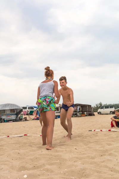 Zatoka, Odessa, Ukrayna - 16 Temmuz 2019: Gün batımında sahilde el ele mücadele