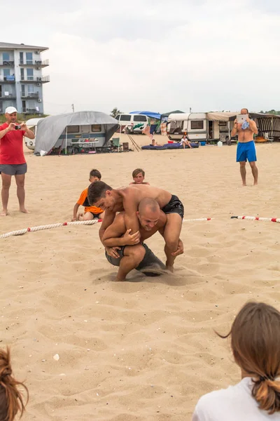 Zatoka, Odessa, Ukrayna - 16 Temmuz 2019: Gün batımında sahilde el ele mücadele