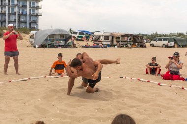 Zatoka, Odessa, Ukrayna - 16 Temmuz 2019: Gün batımında sahilde el ele mücadele
