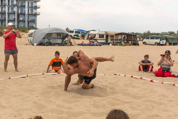 Zatoka, Odessa, Ukrayna - 16 Temmuz 2019: Gün batımında sahilde el ele mücadele