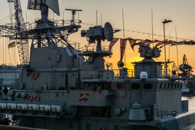 Odessa, Deniz Limanı, Ukrayna - 23 Ağustos 2019: Askeri kruvazör Hetman Sagaidachny Ukrayna nöbetçisi.