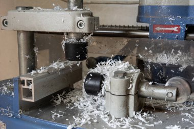 PVC pencere üretimi için ekipman. PVC pencere üretimi. PVC pencere ve kapı üretimi için küçük bir fabrika.