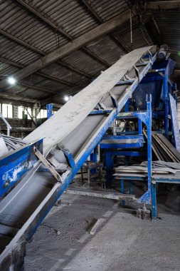 Taşıyıcı bant. Döşeme döşemeleri için atölye.