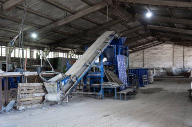 Taşıyıcı bant. Döşeme döşemeleri için atölye.