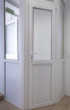 Beyaz pvc kapılar ve üzerinde 