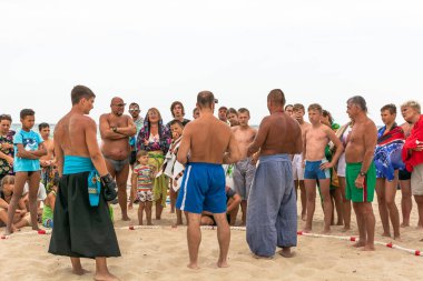Zatoka, Odessa, Ukrayna - 16 Temmuz 2019: Kazaklar ulusal kostümlerle göğüs göğüse savaşıyor