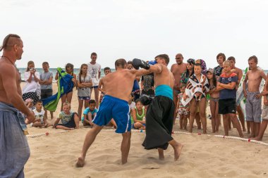Zatoka, Odessa, Ukrayna - 16 Temmuz 2019: Kazaklar ulusal kostümlerle göğüs göğüse savaşıyor