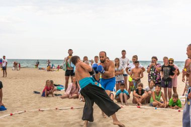 Zatoka, Odessa, Ukrayna - 16 Temmuz 2019: Kazaklar ulusal kostümlerle göğüs göğüse savaşıyor