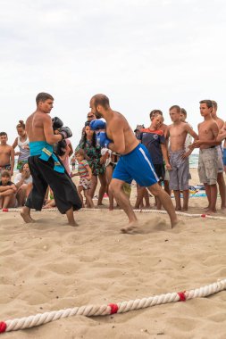 Zatoka, Odessa, Ukrayna - 16 Temmuz 2019: Kazaklar ulusal kostümlerle göğüs göğüse savaşıyor