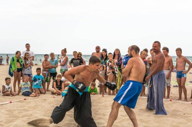 Zatoka, Odessa, Ukrayna - 16 Temmuz 2019: Kazaklar ulusal kostümlerle göğüs göğüse savaşıyor