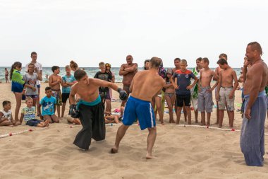 Zatoka, Odessa, Ukrayna - 16 Temmuz 2019: Kazaklar ulusal kostümlerle göğüs göğüse savaşıyor