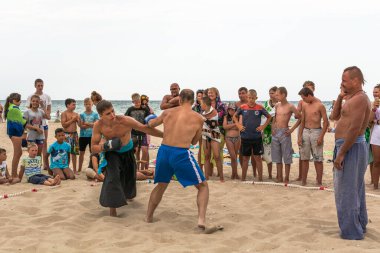 Zatoka, Odessa, Ukrayna - 16 Temmuz 2019: Kazaklar ulusal kostümlerle göğüs göğüse savaşıyor